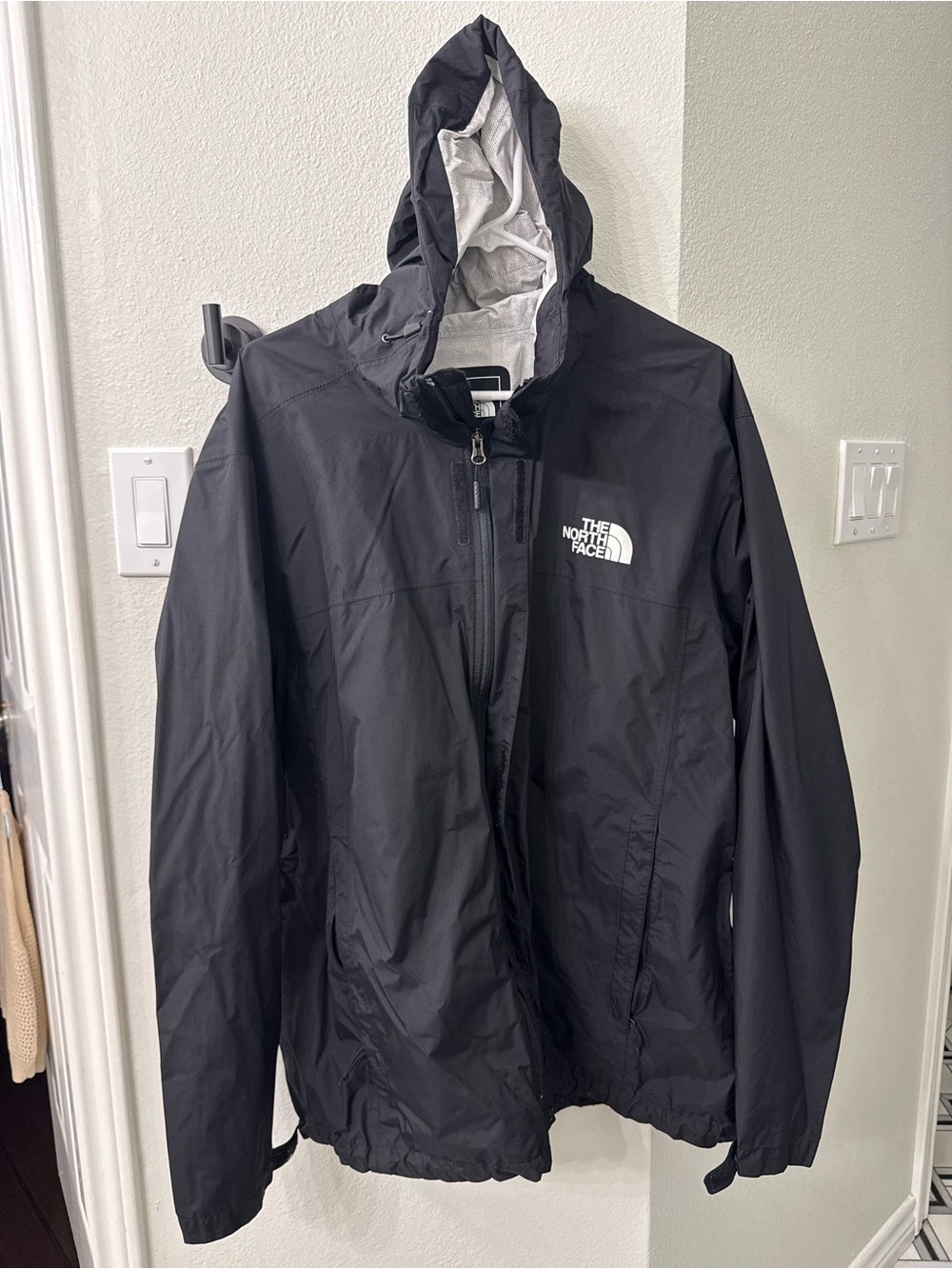 The North Face Men's The Stow Black Lightweight Windbreaker Hooded Jacket XXL